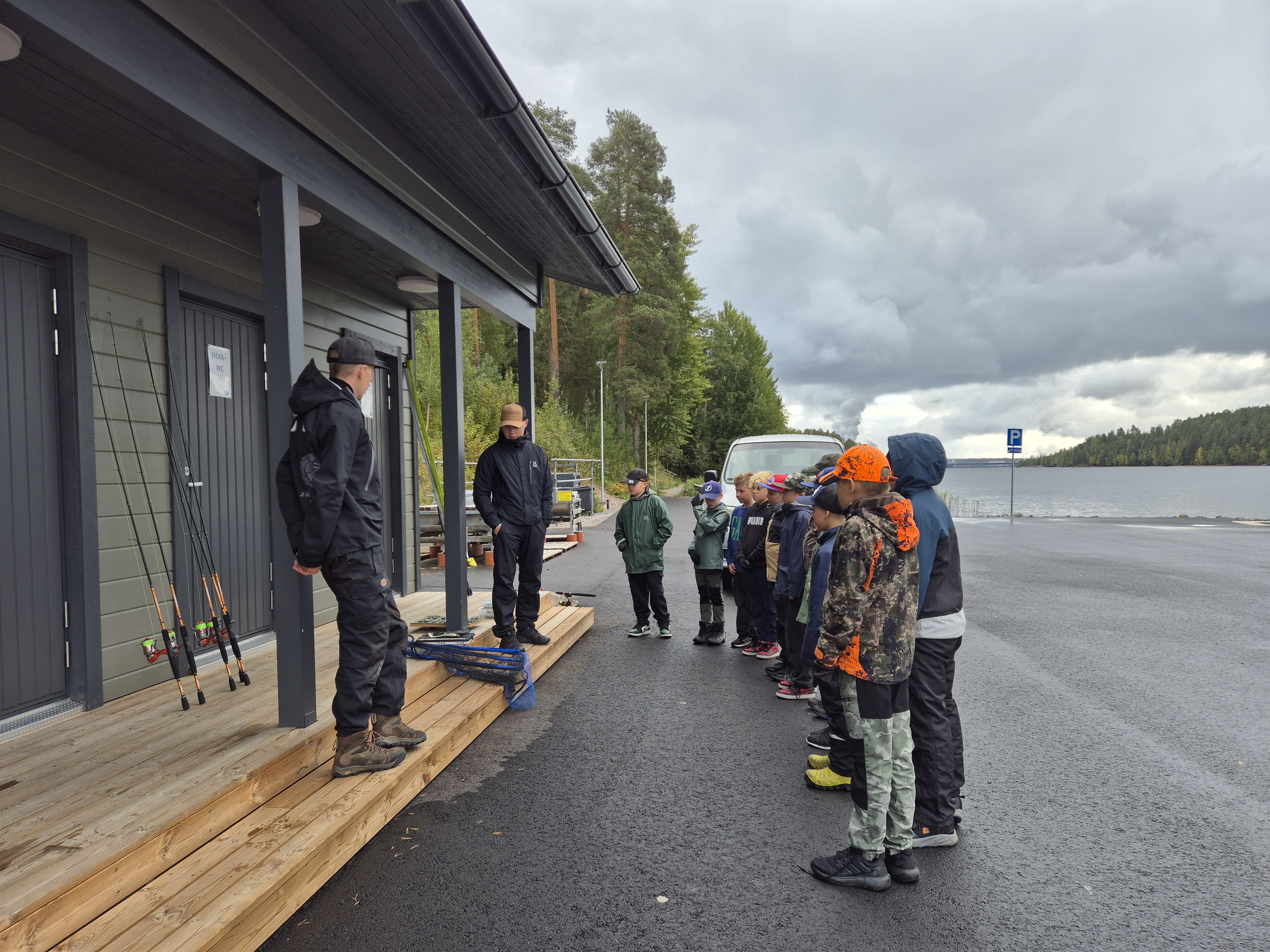 Kerhon ohjaajat Leevi ja Joni kertaavat kerholaisten kanssa viime kerralla opittuja asioita.