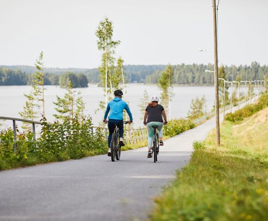 Kaksi pyöräilijää Törönlahden pyörätiellä