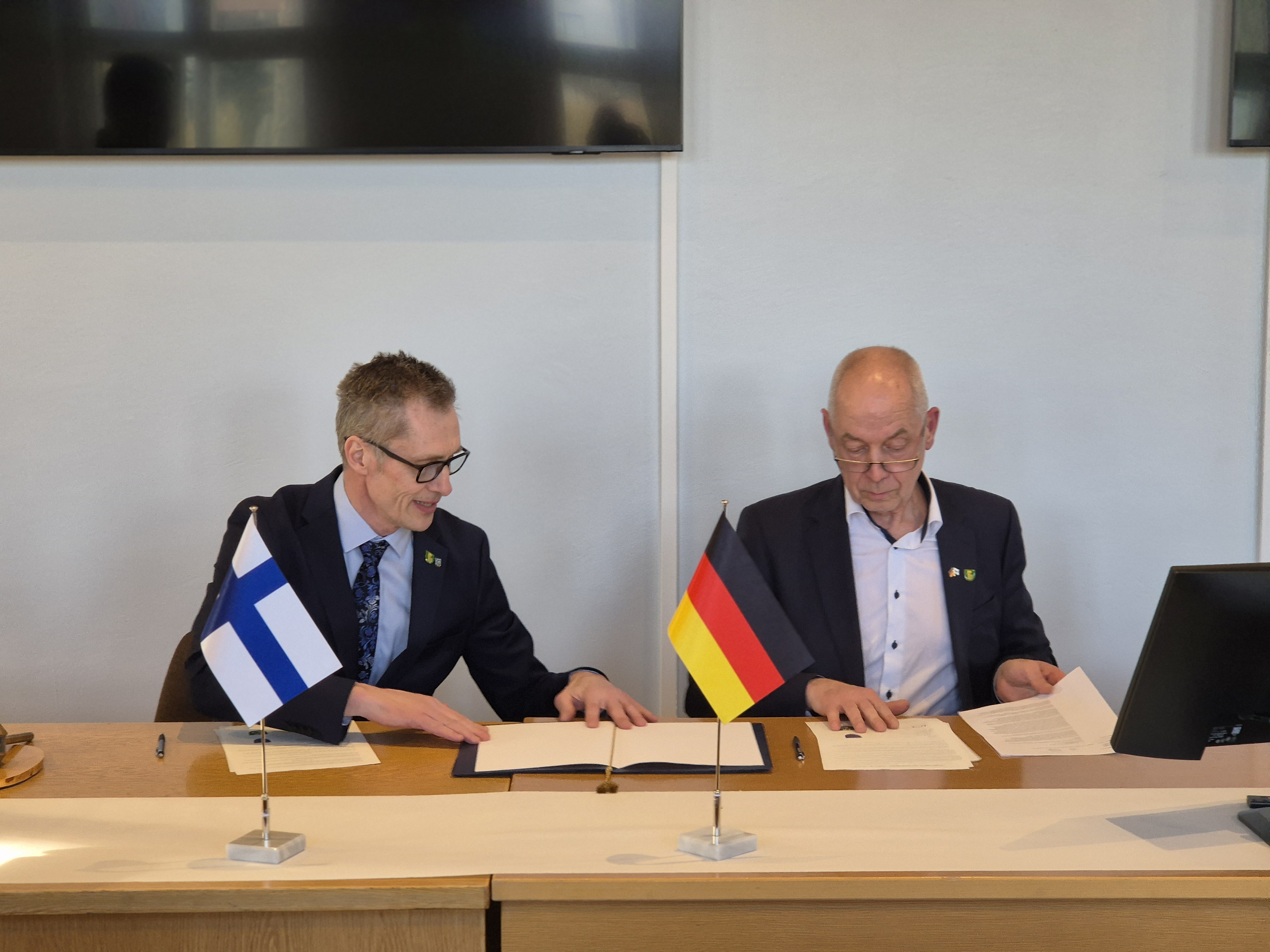 Ruokolahden kunnanjohtaja Jukka-Pekka Bergman ja Bevensen-Ebstorf -kuntayhtymän pormestari Martin Feller allekirjoittavat kumppanuussopimusta