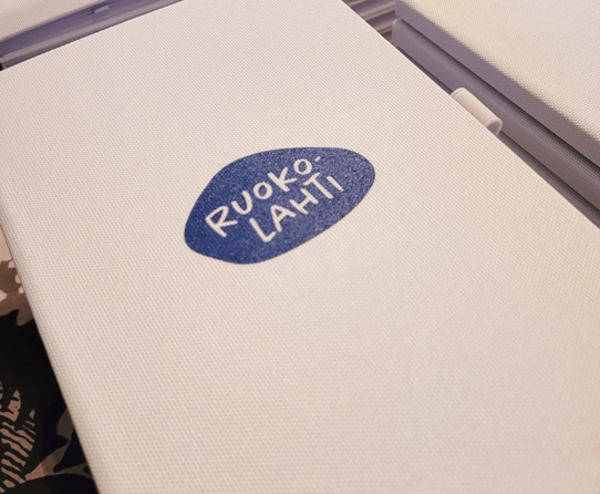 Ruokolahti-muistivihkoja pinossa