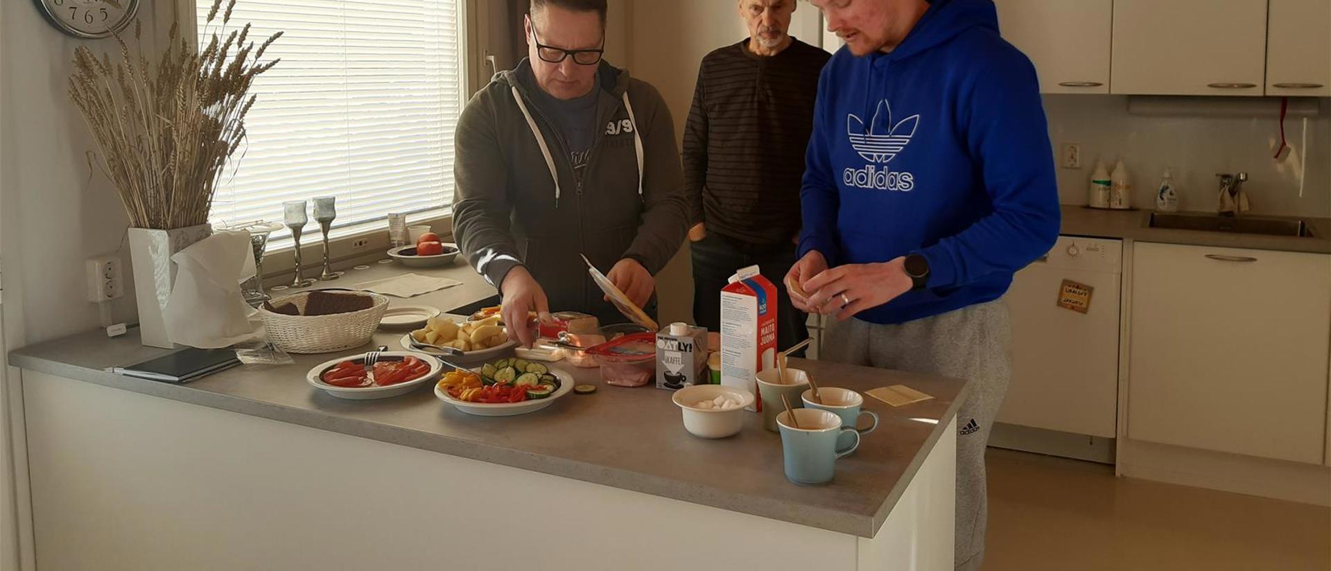Ruokailijat Elvinkulman olohuoneella