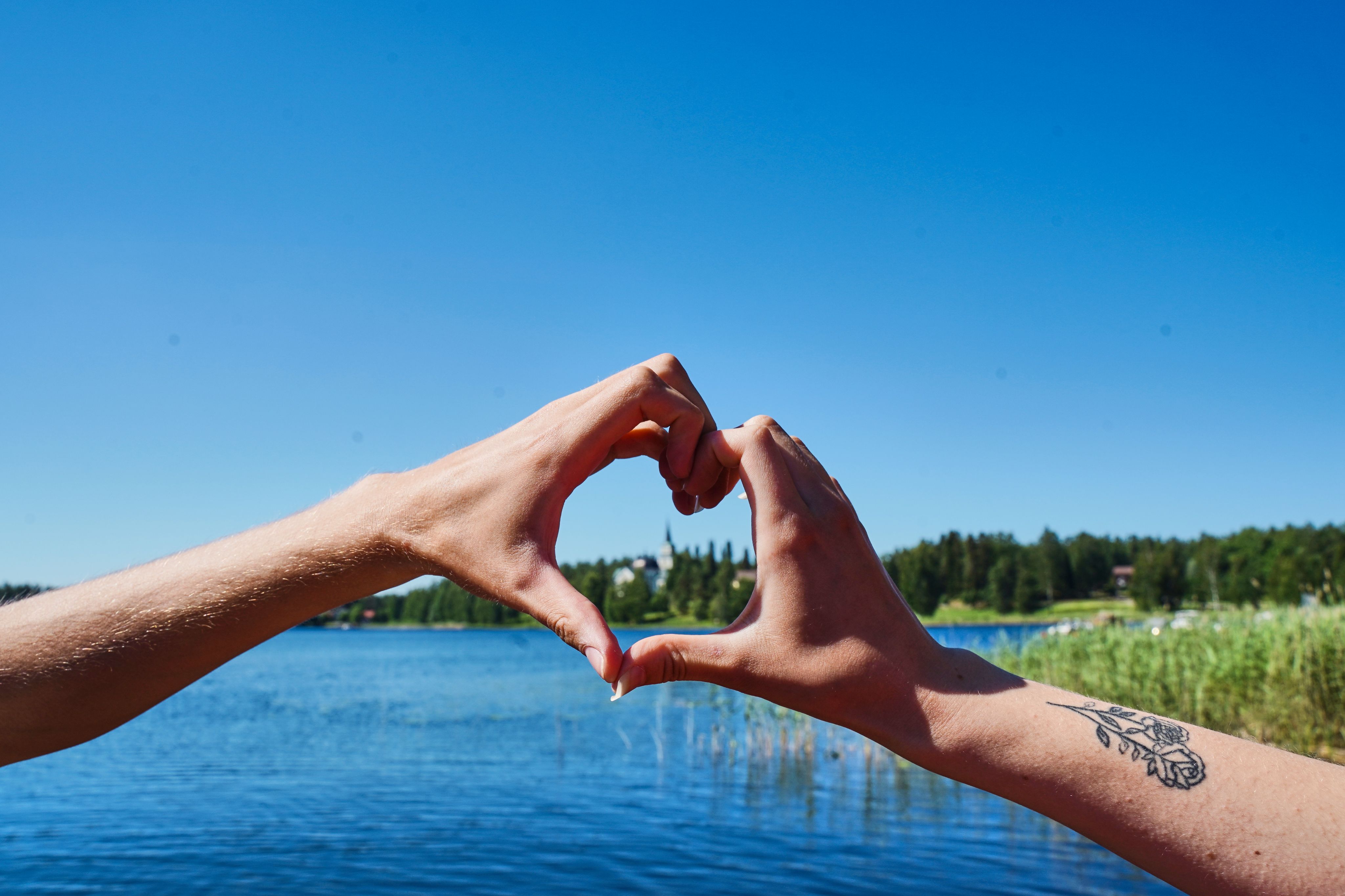 Kädet muodostavat sydämen