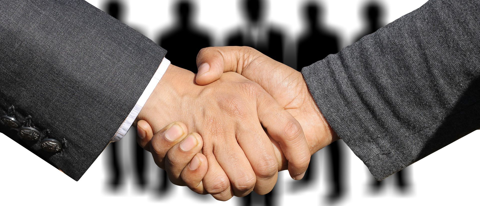 Henkilöt kättelevät