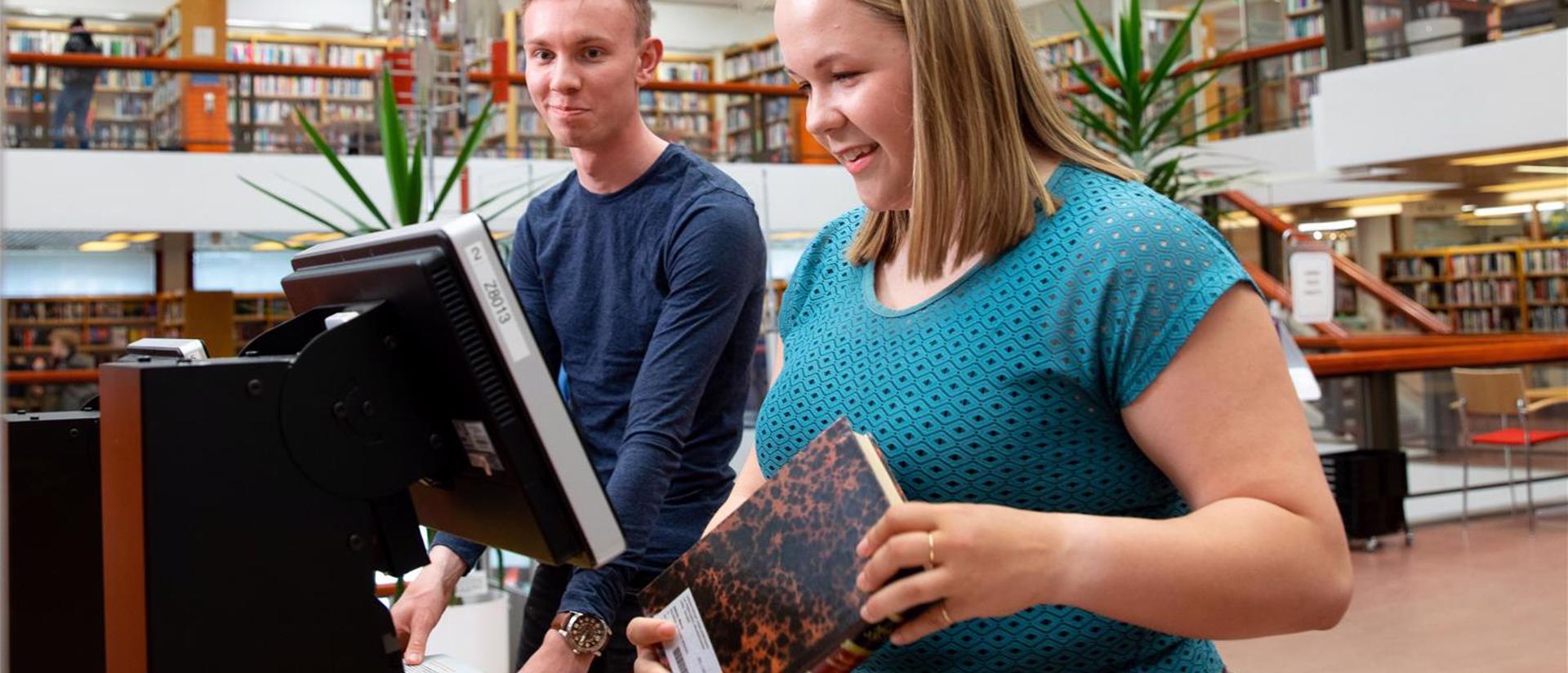 Kirjastovirkailijat koneella