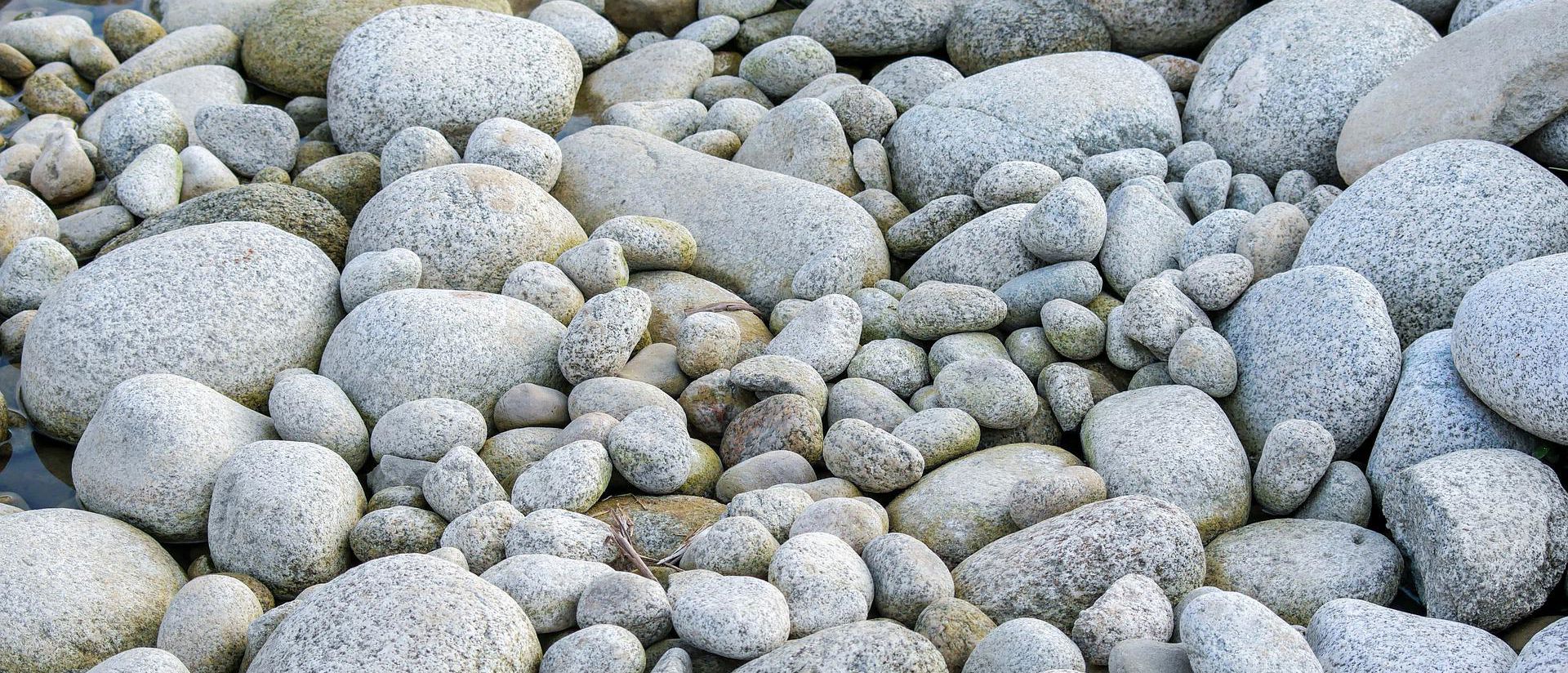 Iso röykkiö kiviä