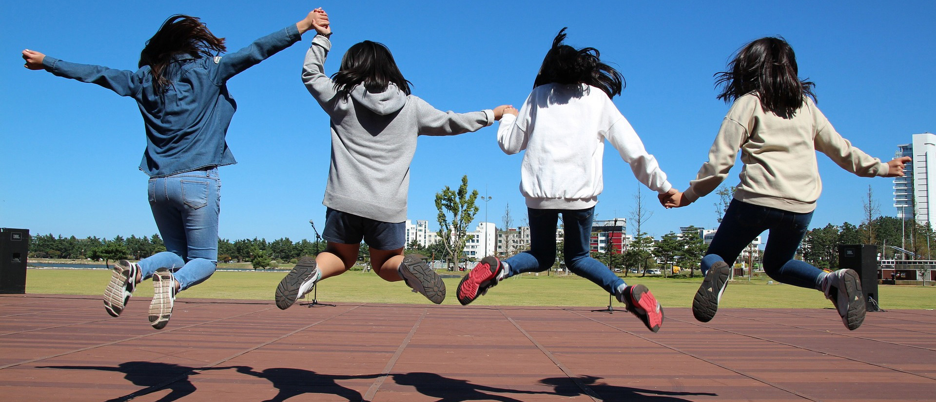 Neljä henkilöä hyppää ilmaan