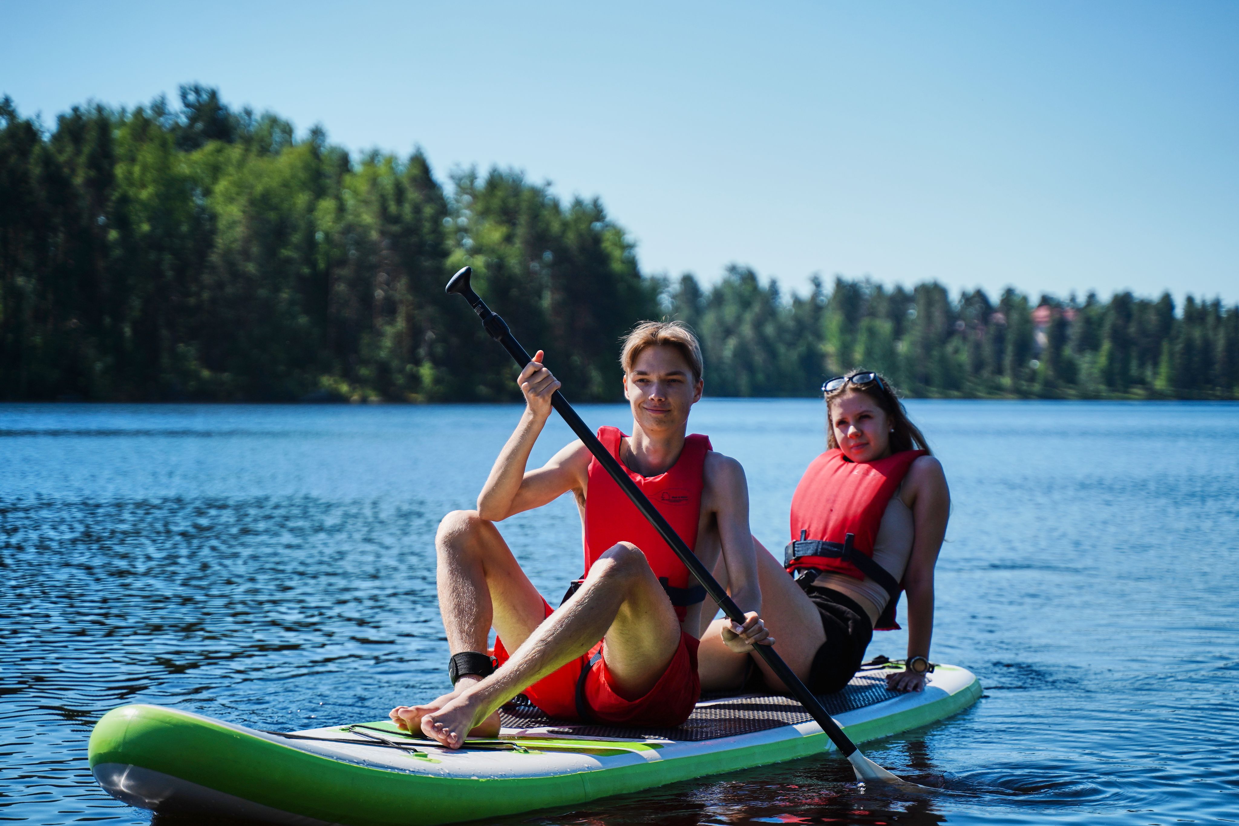 Kaksi nuorta SUP-laudalla