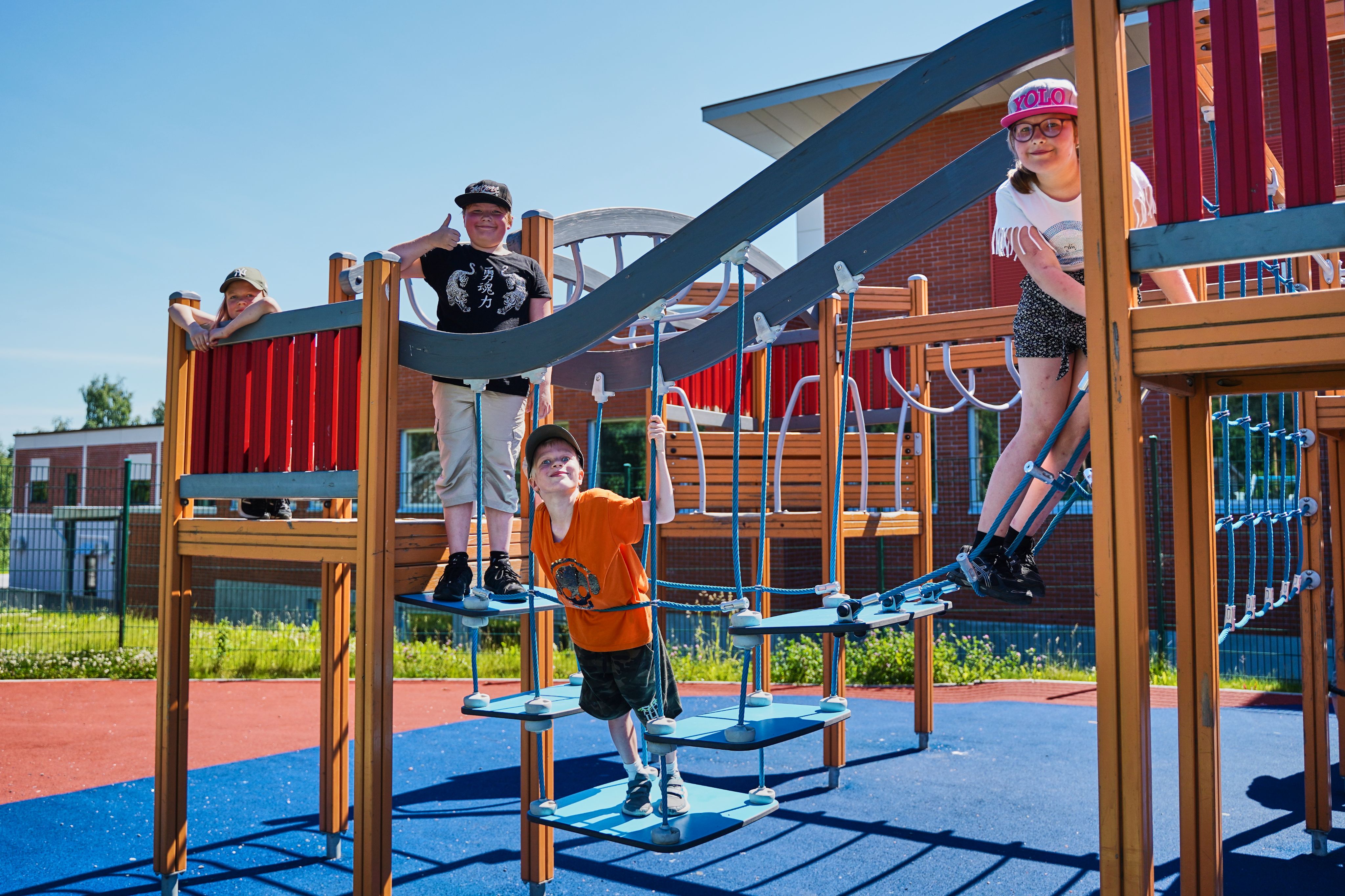 Lapsia kiipeilytelineillä