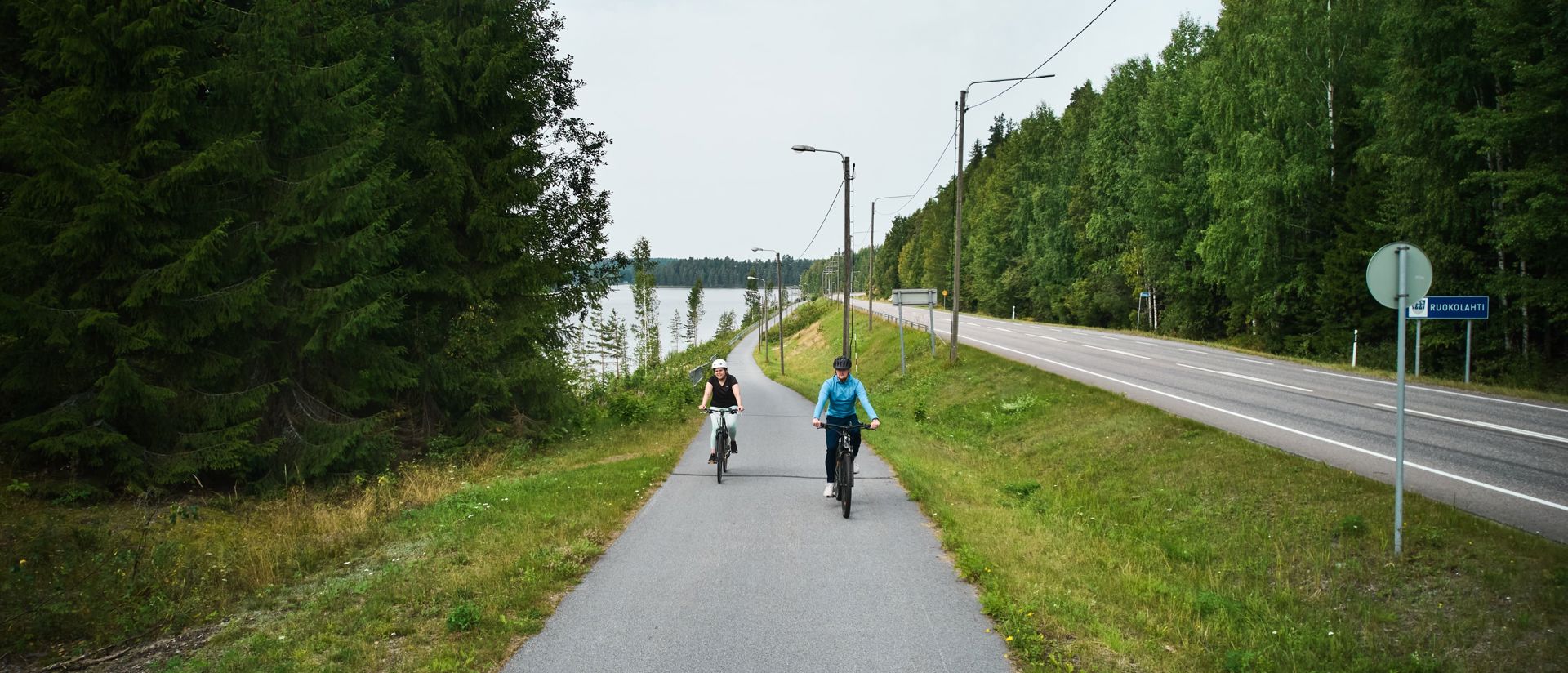 Kaksi pyöräilijää