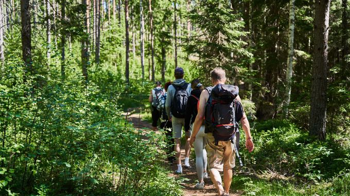 Retkeilijät kummakiven polulla
