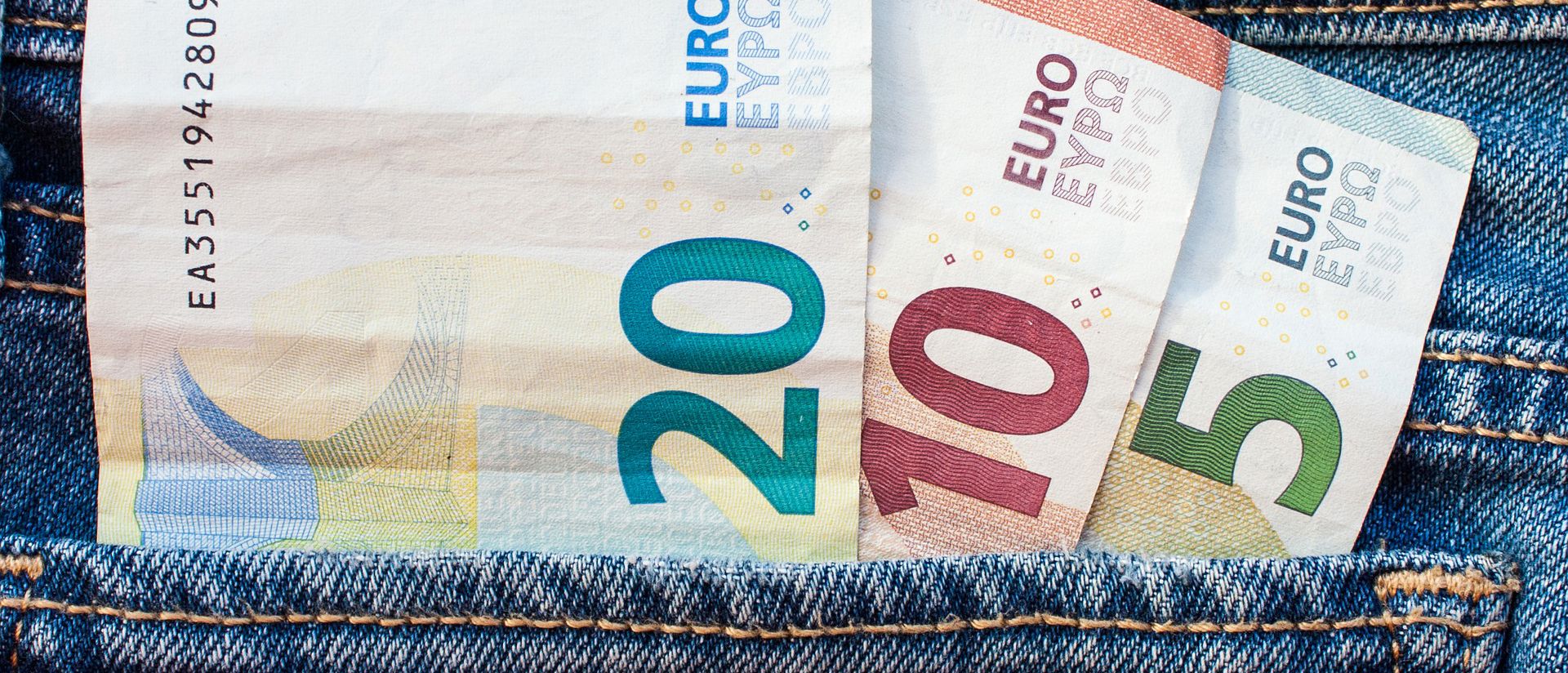 euro-seteleitä taskussa