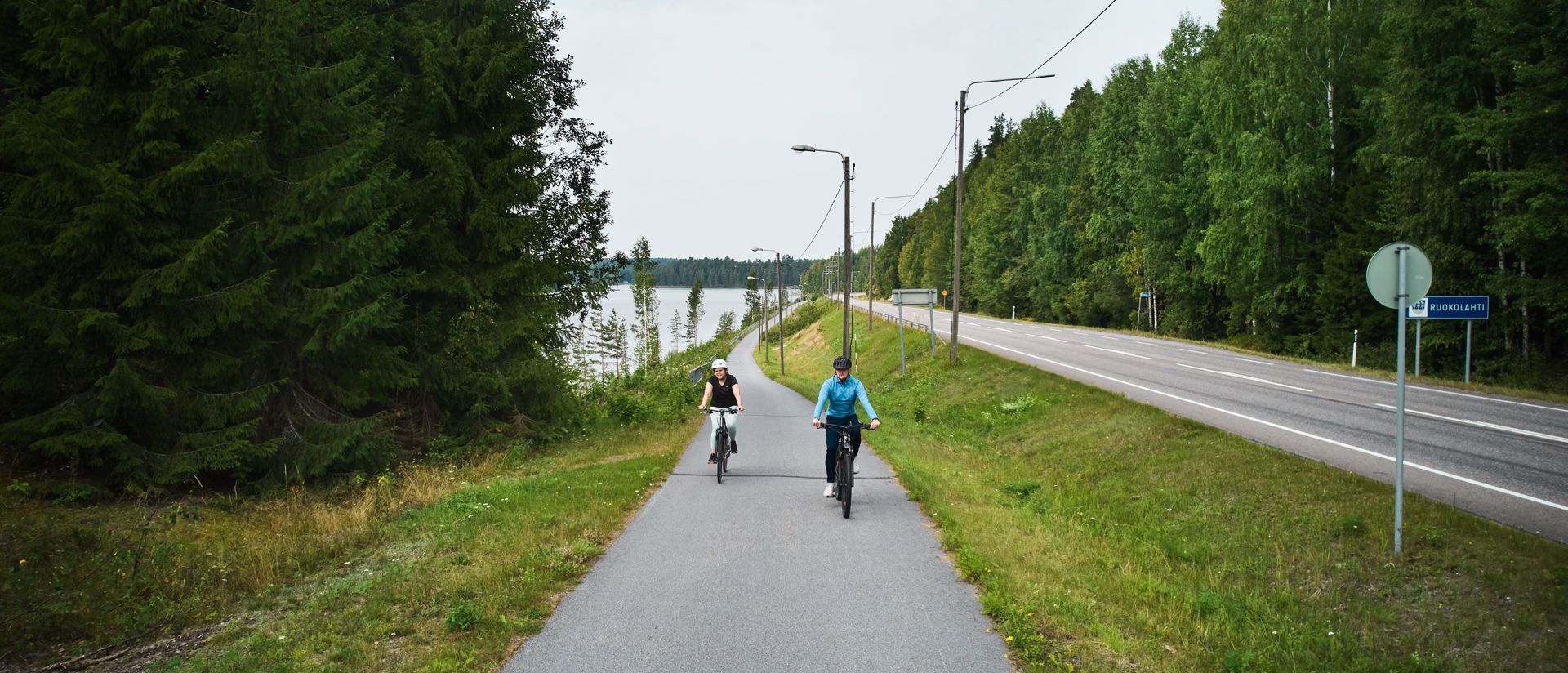 Kaksi pyöräilijää lähestyy