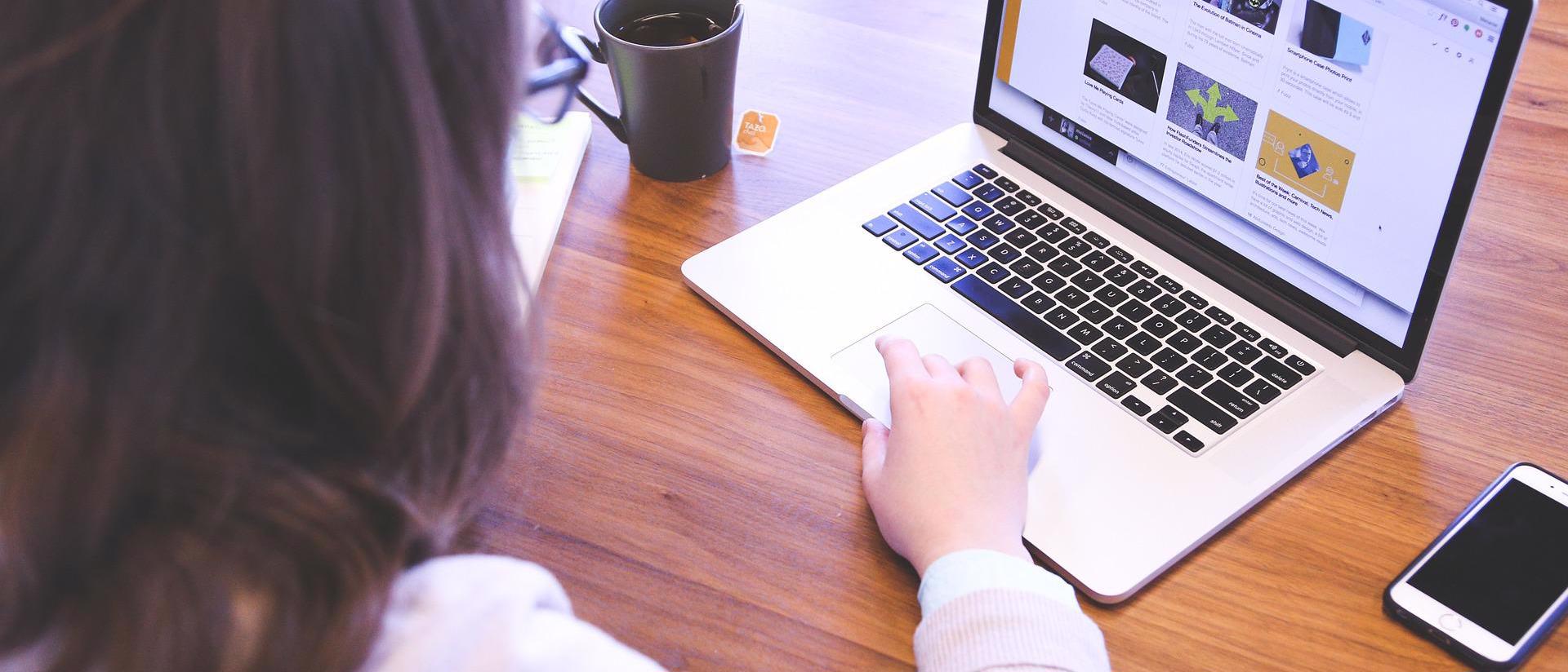 Opiskelija ja kannettava tietokone