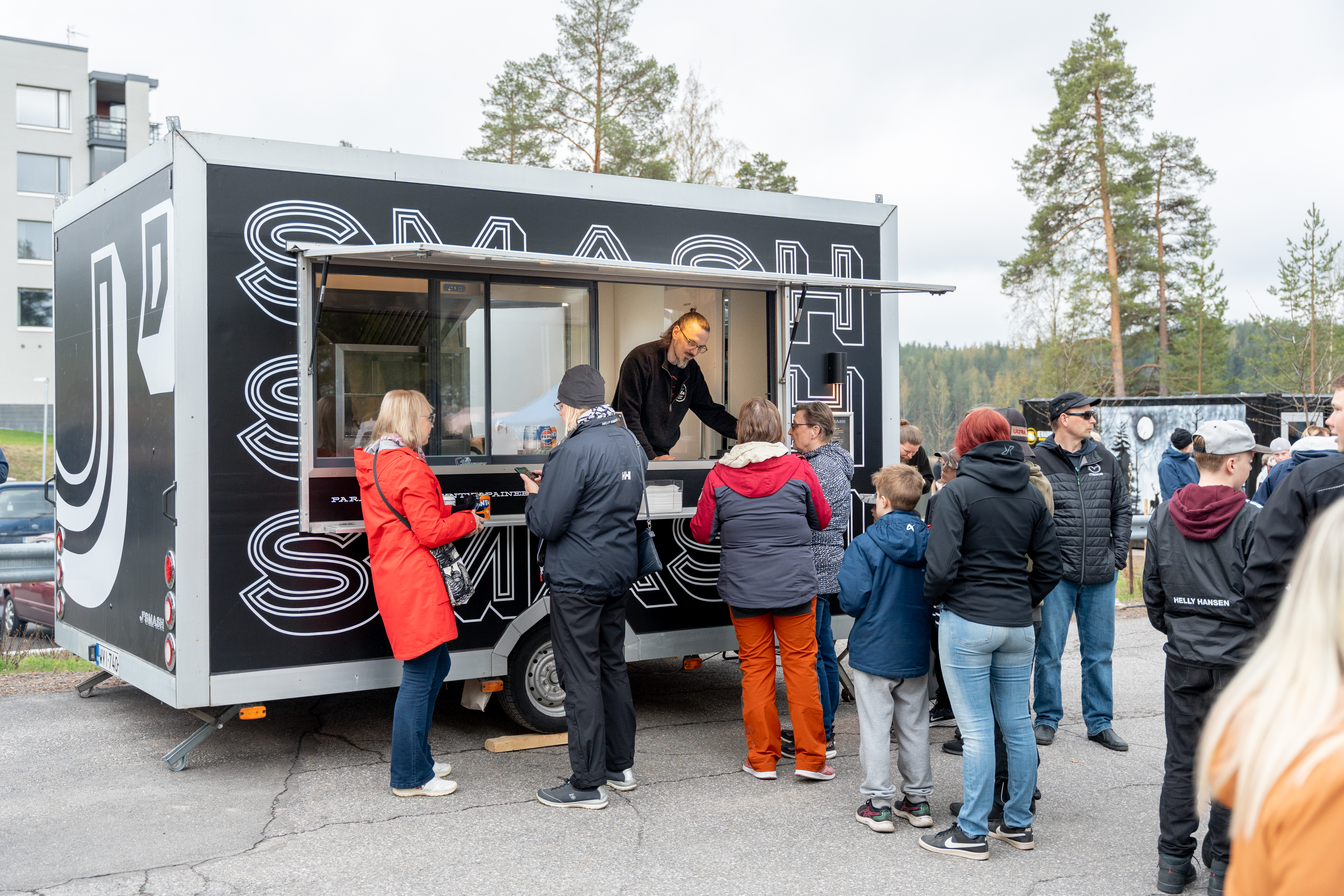 Myyntikoju Ruokolahden satamassa ja asiakkaita