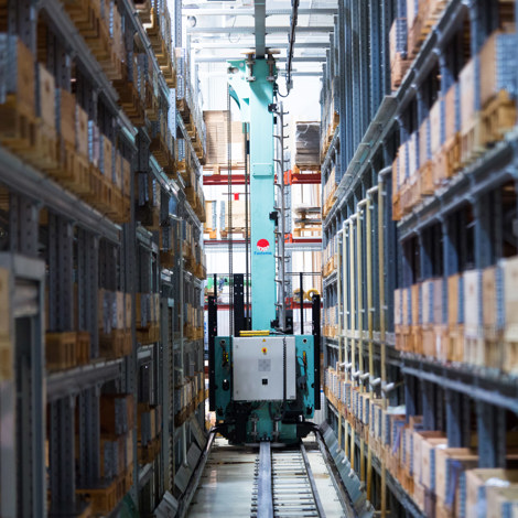 Varastohyllyjä ja kuljetin