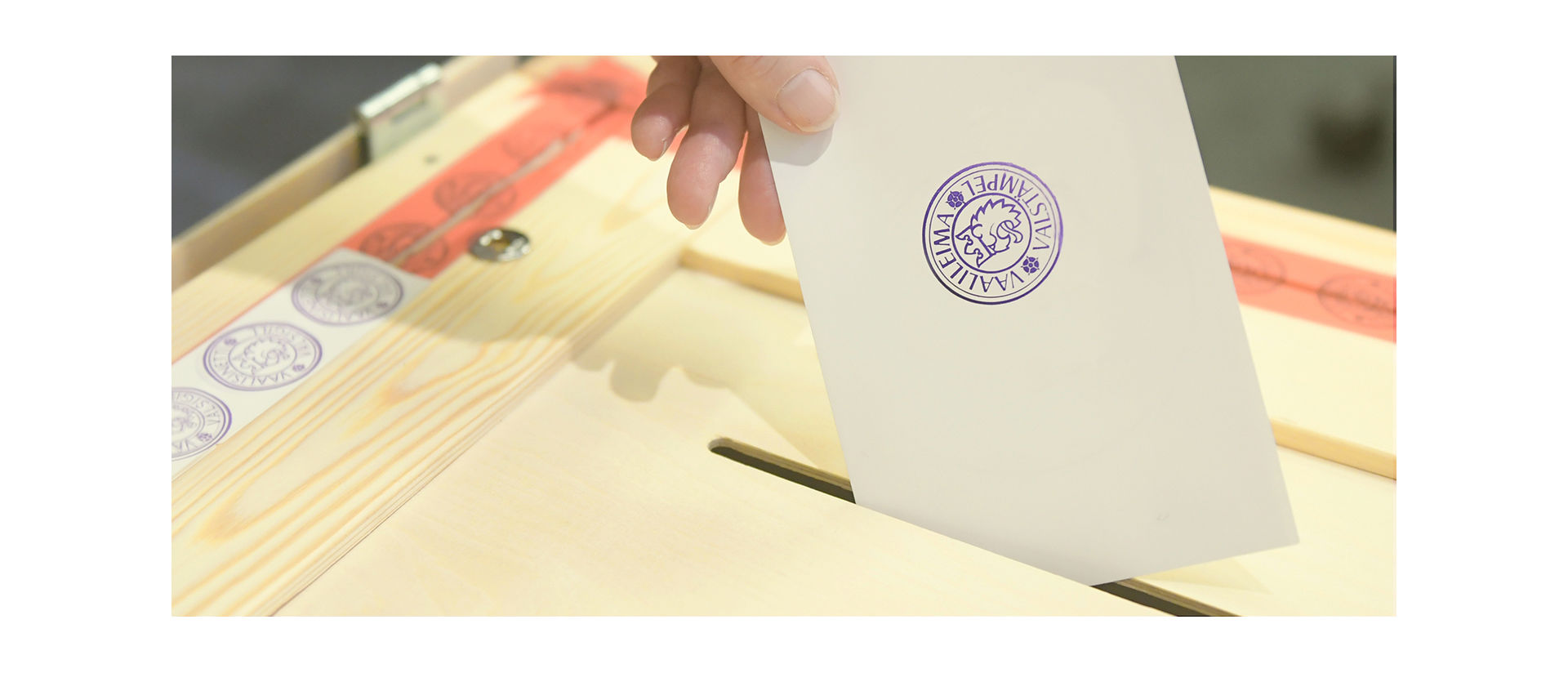 Äänestyslippu ja vaaliuurna