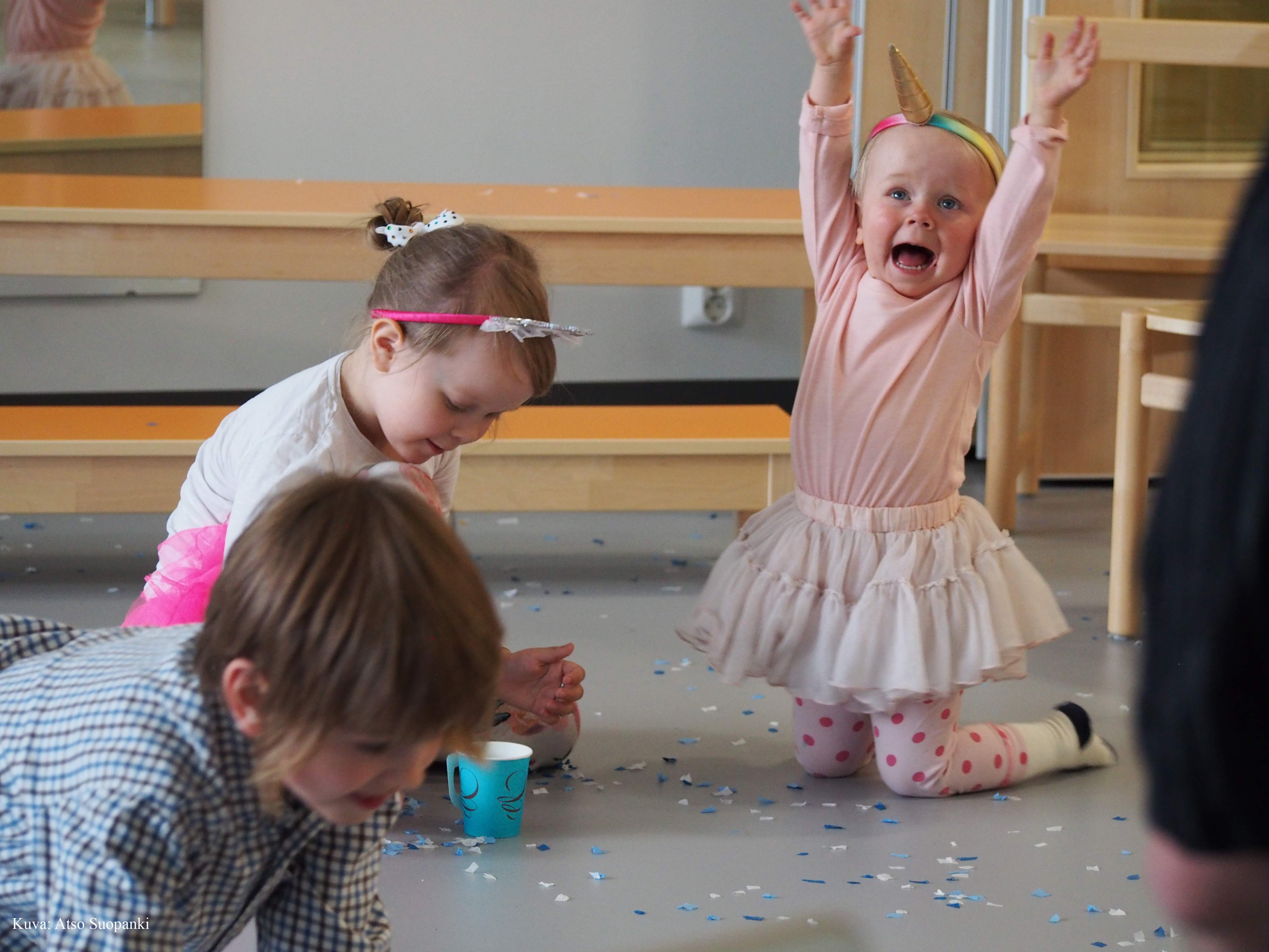 Lapsi kädet ylhäällä