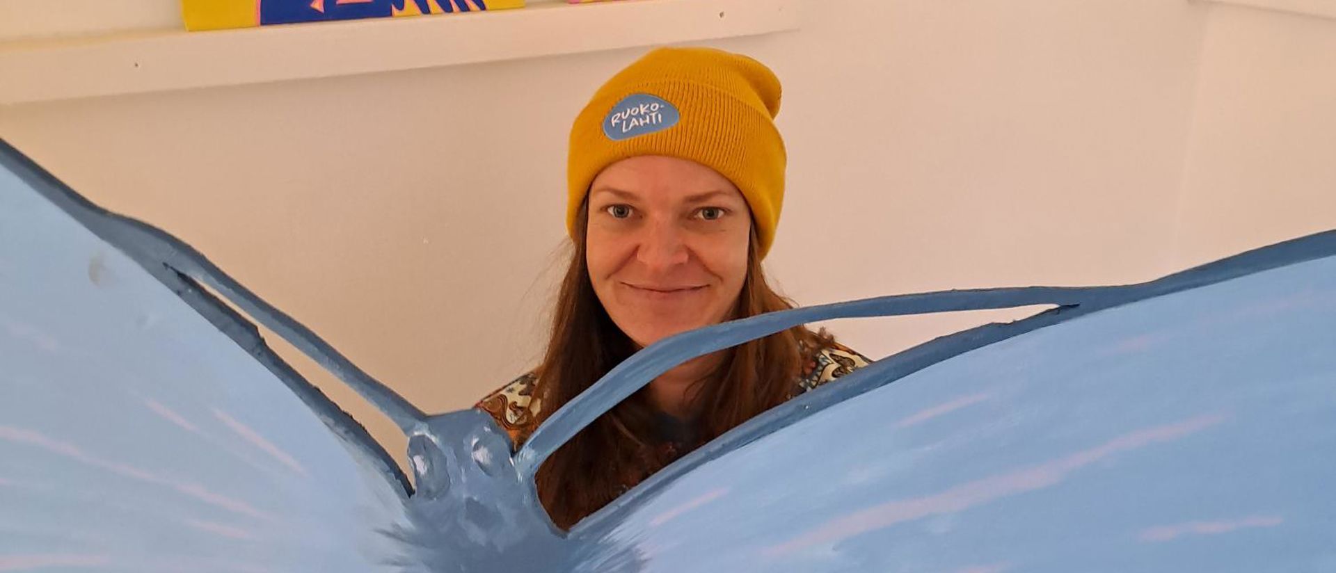 Karoliina pitelee käsissään Sinisiipeä