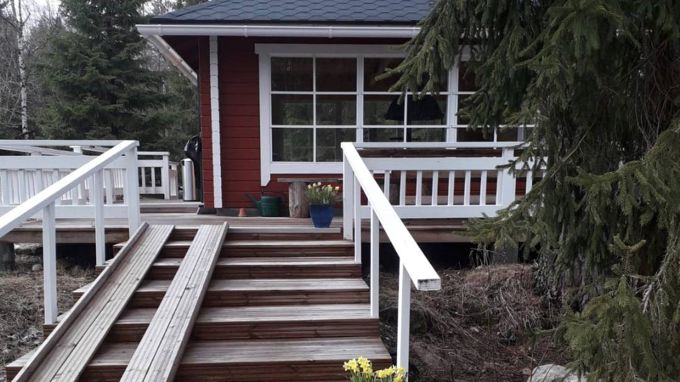 Näkymä kylätalon edestä portaiden alapäästä