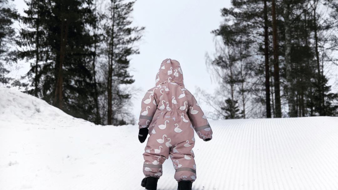 Pieni lapsi kävelee rinnettä ylös