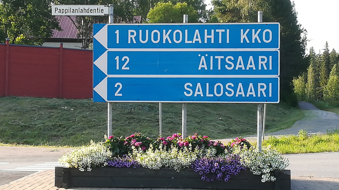 Liikenteenjakaja kilometriopasteilla