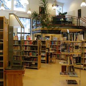 Sisänäkymä kirjastolla